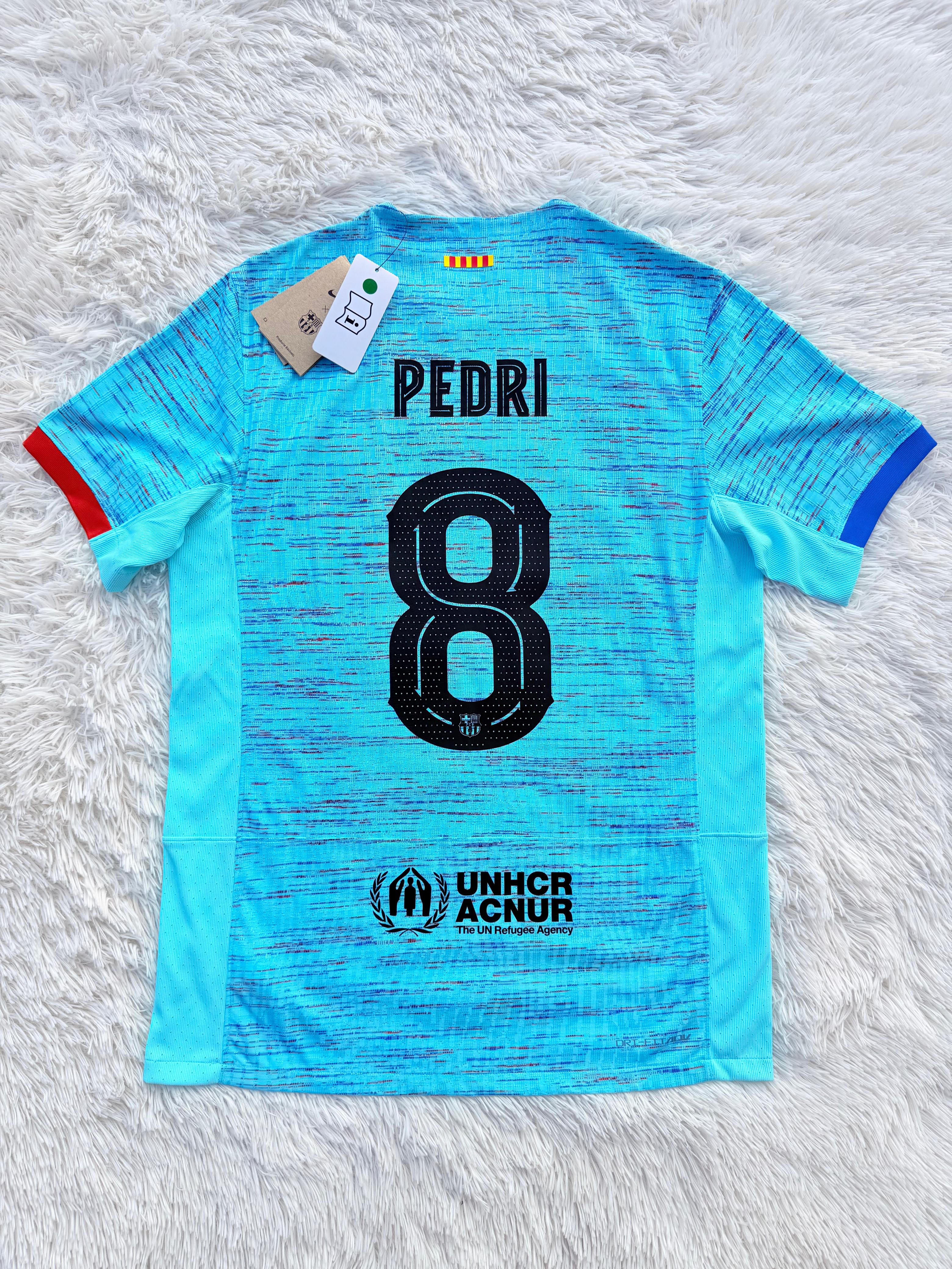 Camiseta FC Barcelona Pedri #8 - Detalle escudo y etiqueta